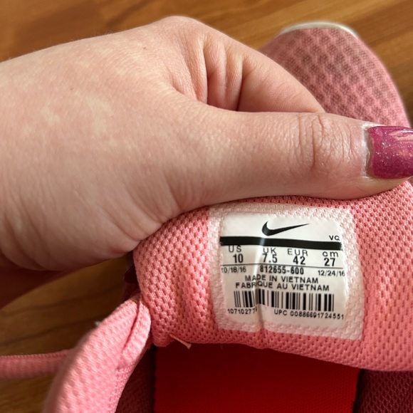 Pink Nikes - Picture 5 of 6